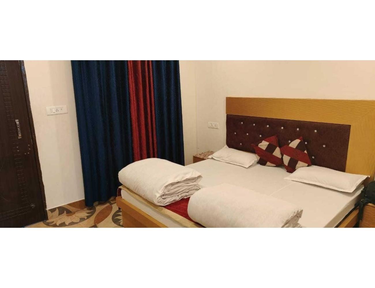 Priya Hotel, Sitapur Homestay *