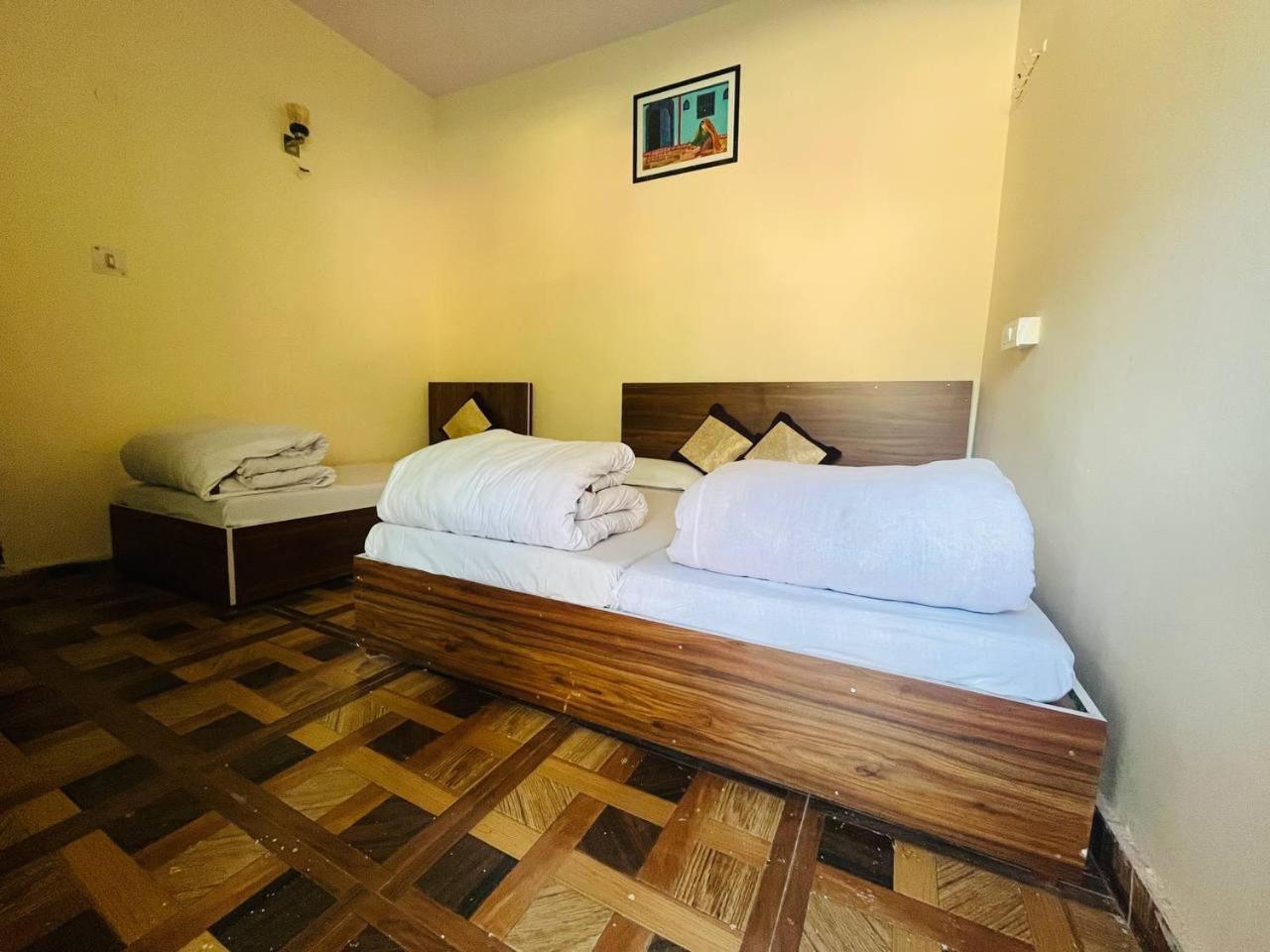 Priya Hotel, Sitapur *