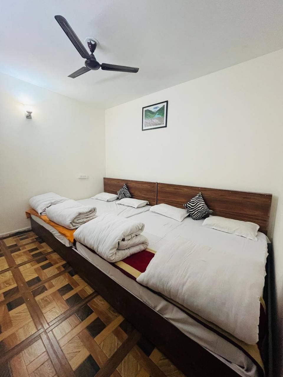 Priya Hotel, Sitapur * Trijugi Narayan