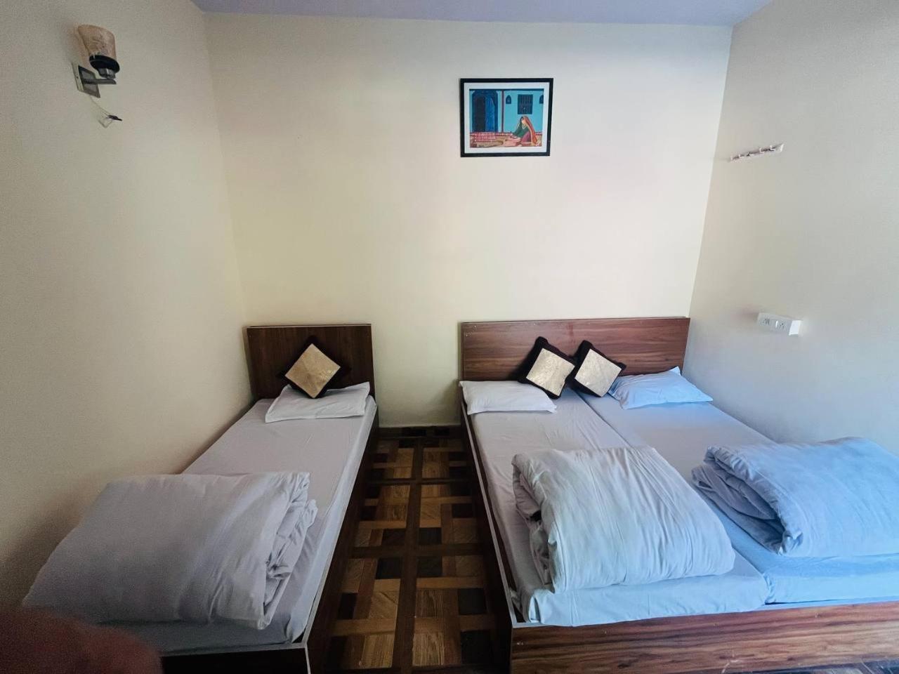 Homestay Priya Hotel, Sitapur Trijugi Narayan