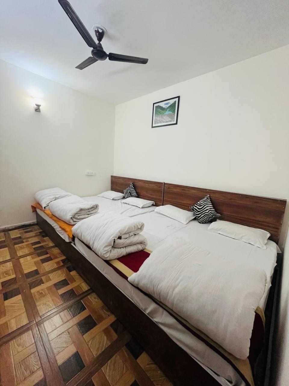 Priya Hotel, Sitapur * Trijugi Narayan